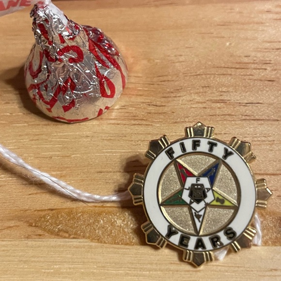 💙💛🤍💚❤️ Order of the Eastern Star 50 Year Pin ❤️💚🤍💛💙 - Picture 1 of 3